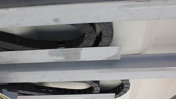 Chaînes porte-câbles sous une passerelle