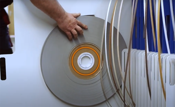 Couronnes d'orientation xiros® dans un support pour rouleaux de chants